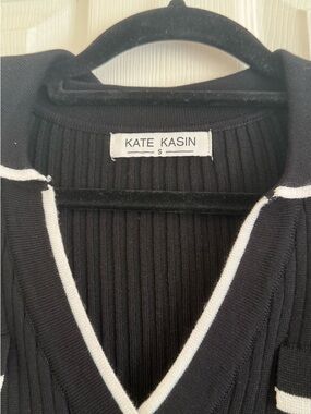 KATE KASIN Black Ribbed V-Neck Sweater with White Trim